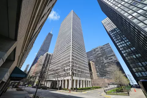 260 E Chestnut St #3702, Chicago, IL 60611