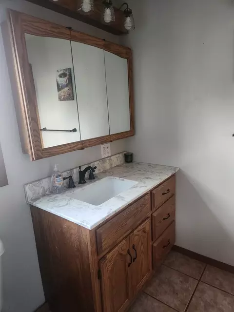 Bath - 1367 S 7th Ave, Kankakee, IL 60901 photo 2 of 2