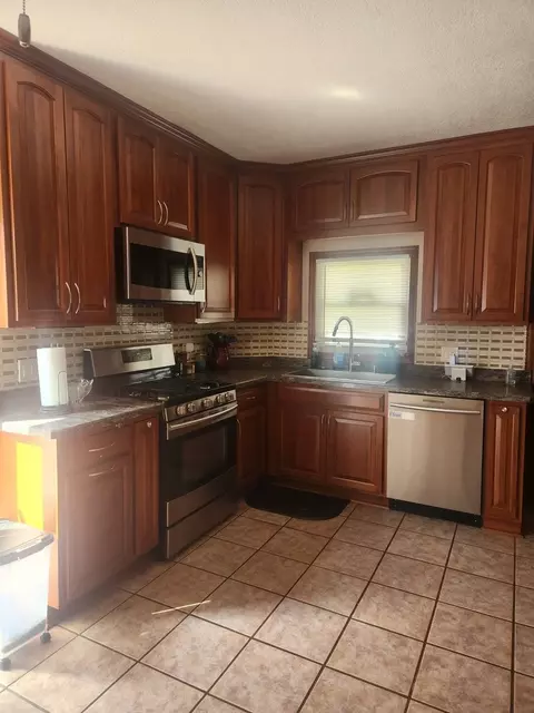 Kitchen - 1367 S 7th Ave, Kankakee, IL 60901 photo 2 of 3