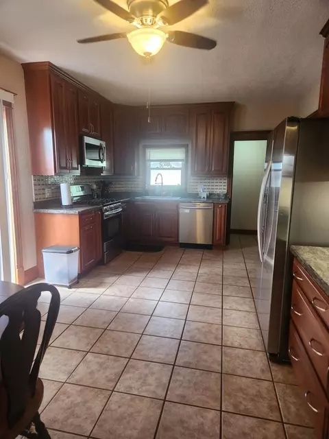 Kitchen - 1367 S 7th Ave, Kankakee, IL 60901 photo 3 of 3