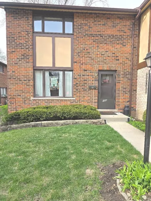 18 W152 Buckingham Ln, Villa Park, IL 60181