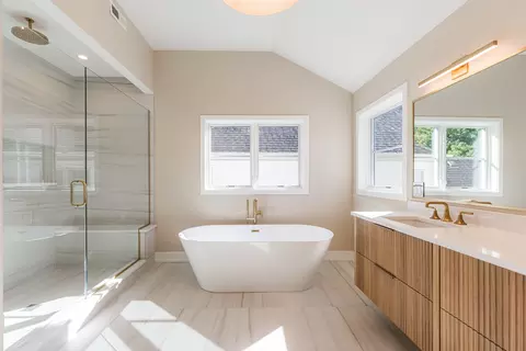 Bath - 274 E Crescent Ave, Elmhurst, IL 60126 photo 2 of 6