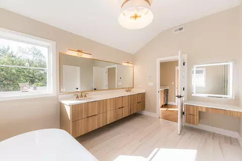 Bath - 274 E Crescent Ave, Elmhurst, IL 60126 photo 3 of 6