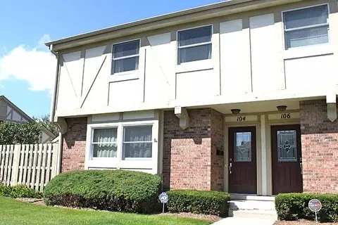 104 Queens Cv, Barrington, IL 60010
