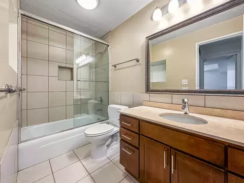 Bath - 201 E Chestnut St #11F, Chicago, IL 60611 photo 1 of 1