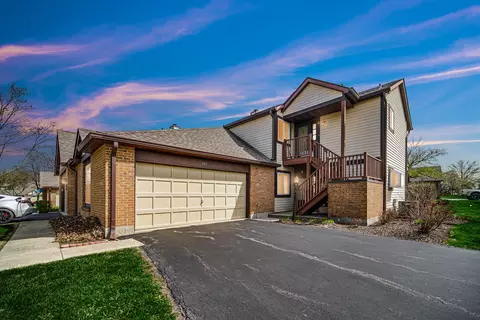 361 Sandhurst Cir #6, Glen Ellyn, IL 60137