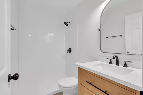 Bath - 4511 Opal Dr, Hoffman Estates, IL 60192 photo 2 of 3