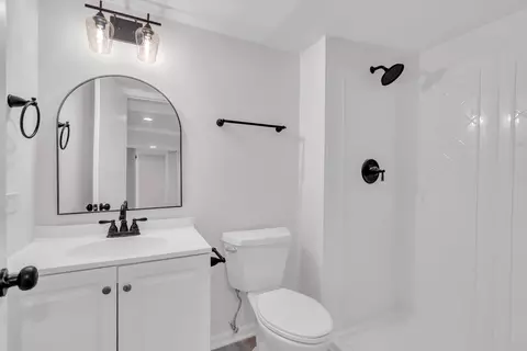 Bath - 4511 Opal Dr, Hoffman Estates, IL 60192 photo 3 of 3