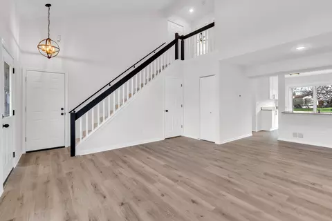 Entry Way - 4511 Opal Dr, Hoffman Estates, IL 60192 photo 1 of 2
