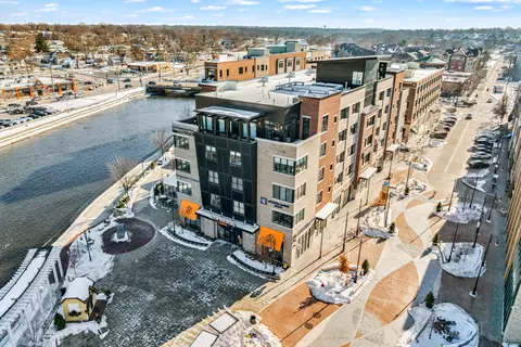 50 S 1st St #5D, Saint Charles, IL 60174