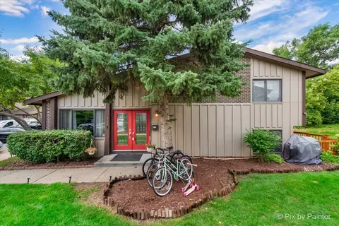 704 Circle Dr #704, Roselle, IL 60172