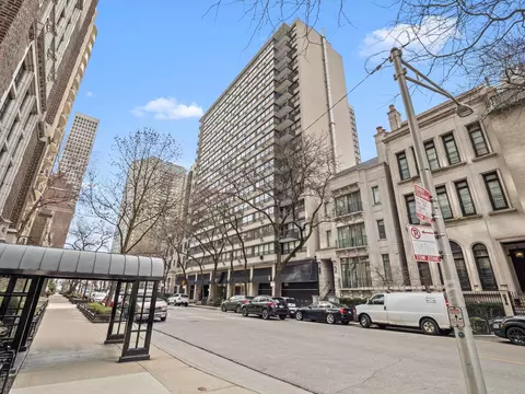 33 E Cedar St #4H, Chicago, IL 60611