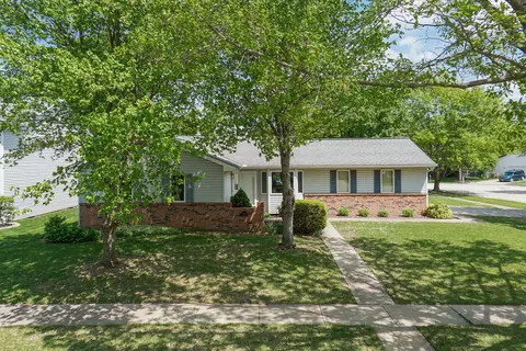 608 Cheshire Dr, Bloomington, IL 61704