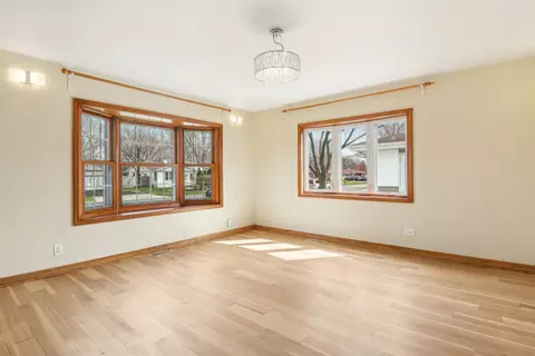 Living - 757 S Merle Ln, Wheeling, IL 60090 photo 1 of 2