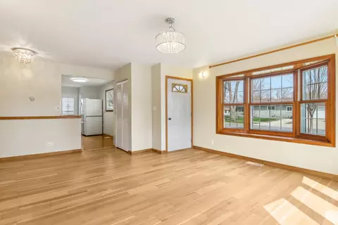 Living - 757 S Merle Ln, Wheeling, IL 60090 photo 2 of 2