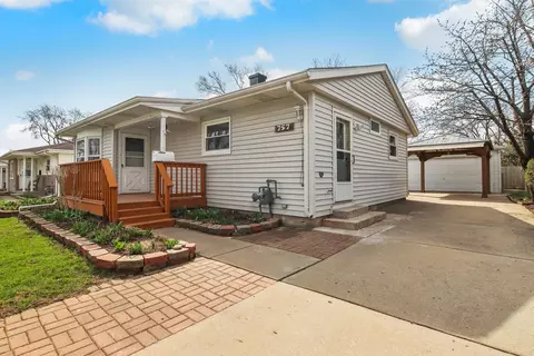 757 S Merle Ln, Wheeling, IL 60090