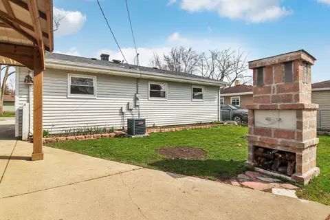 Exterior - 757 S Merle Ln, Wheeling, IL 60090 photo 2 of 4