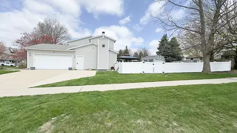 1301 Kenneth Dr, Bloomington, IL 61704 photo 3