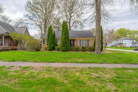 515 8th St, Lincoln, IL 62656