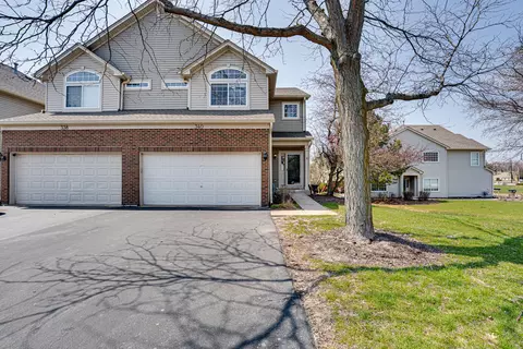 340 Abington Woods Dr #D, Aurora, IL 60502