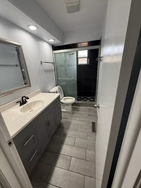 Bath - 255 Dover Dr, Des Plaines, IL 60018 photo 1 of 1