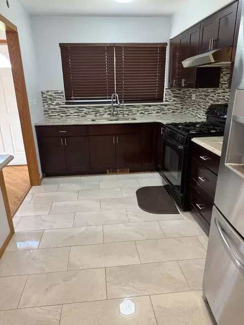 Kitchen - 255 Dover Dr, Des Plaines, IL 60018 photo 2 of 2