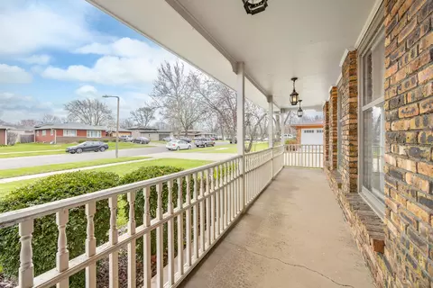 1100 Laurel Dr, Aurora, IL 60506 photo 3
