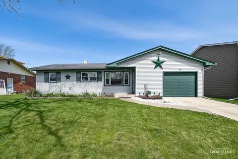 12 Marlin Dr, Oswego, IL 60543