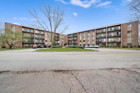 725 W Huntington Commons Rd #314, Mount Prospect, IL 60056