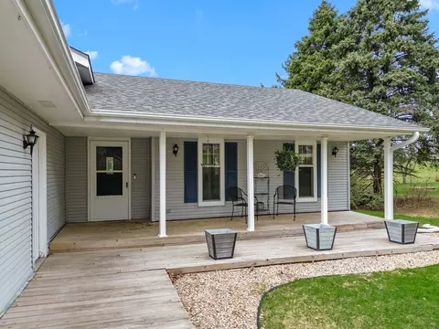 Exterior - 12520 Greensview Cir, Roscoe, IL 61073 photo 2 of 12