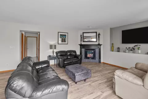 Living - 12520 Greensview Cir, Roscoe, IL 61073 photo 3 of 3