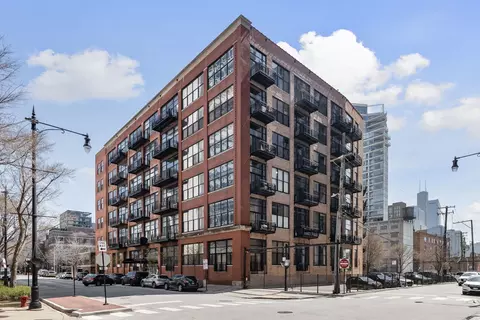525 W Superior St #322, Chicago, IL 60654