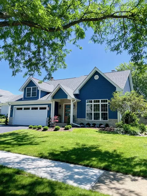 1307 W Kingsley Dr, Arlington Heights, IL 60004