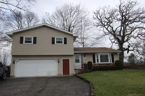 10215 Main St, Hebron, IL 60034