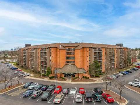 75 Kristin Cir #211, Schaumburg, IL 60195