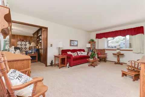 Living - 34 Pembrook Cir, Bloomington, IL 61704 photo 2 of 4