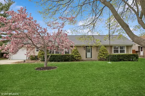 1090 S Pine Ave, Arlington Heights, IL 60005