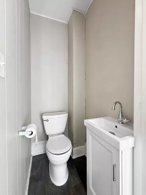 Bath - 732 S 14th Ave, Freeport, IL 61032 photo 1 of 4