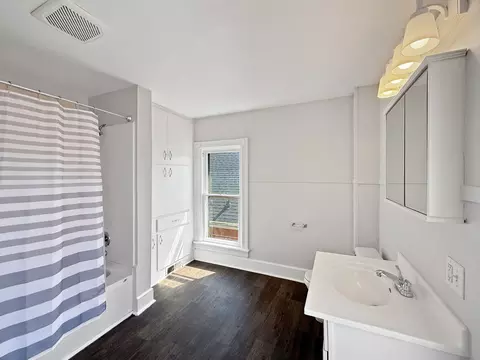 Bath - 732 S 14th Ave, Freeport, IL 61032 photo 2 of 4