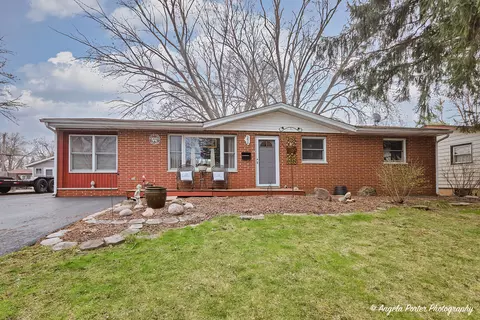 390 Willow Rd, Wauconda, IL 60084