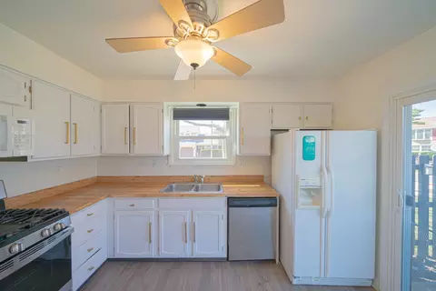 Kitchen - 1972 Crescent Ln, Hoffman Estates, IL 60169 photo 2 of 4