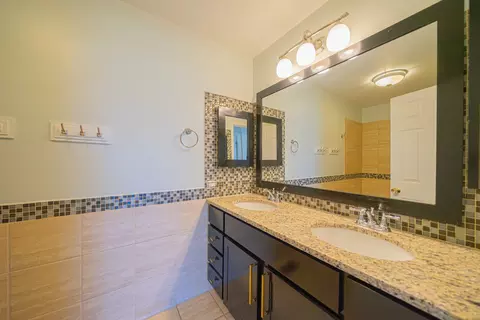 Bath - 1972 Crescent Ln, Hoffman Estates, IL 60169 photo 1 of 5
