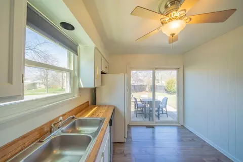 Kitchen - 1972 Crescent Ln, Hoffman Estates, IL 60169 photo 3 of 4