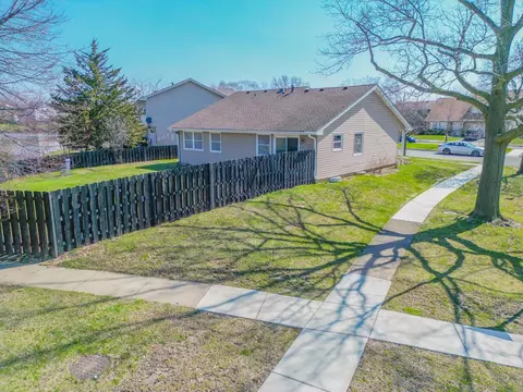 View/Area - 1972 Crescent Ln, Hoffman Estates, IL 60169 photo 3 of 16