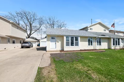 8907 S Komensky Ave, Hometown, IL 60456