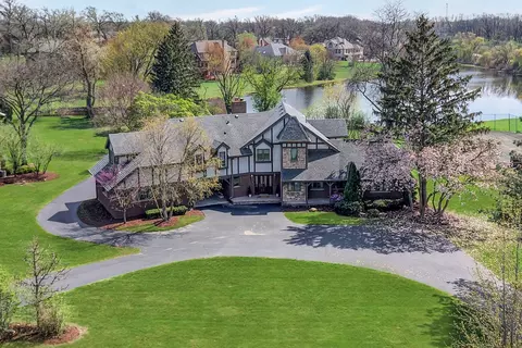 5 Horseshoe Ln, Lemont, IL 60439