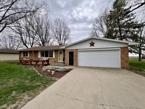 104 E Newton St, Mansfield, IL 61854 photo 3