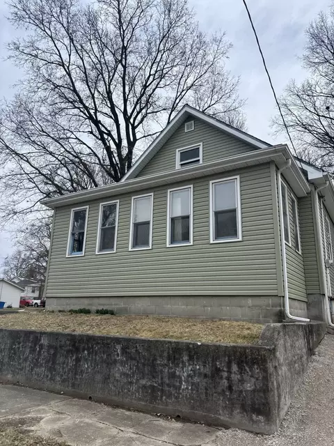 1308 W Taylor St, Bloomington, IL 61701