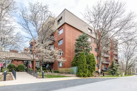 129 Acacia Cir #110E, Indian Head Park, IL 60525