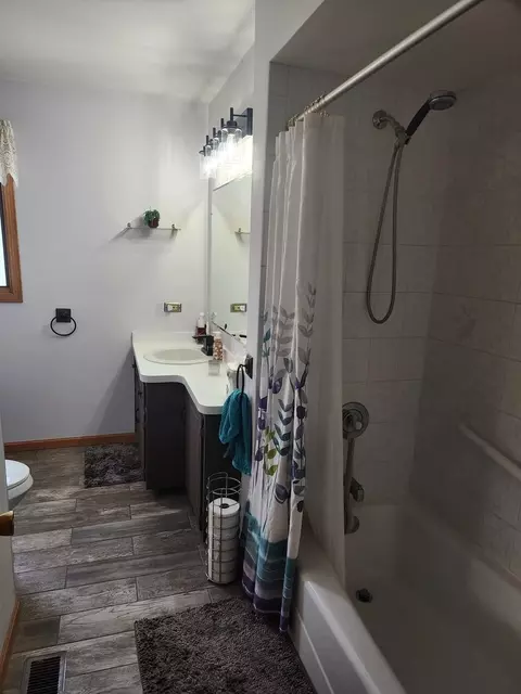 Bath - 19394 Walnut St, Mokena, IL 60448 photo 2 of 3